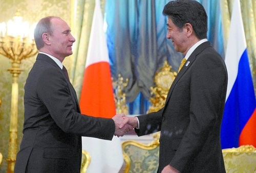 Từ ngày 28-30/4/2013, Thủ tướng Nhật Bản Shinzo Abe thăm Nga. Hai bên tuyên bố khởi động lại đàm phán lãnh thổ và vấn đề ký kết Hiệp ước hòa bình.